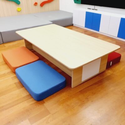 Play Table with 4 Mats