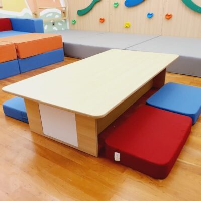 Play Table with 4 Mats