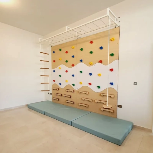 Multi-Grip-Climbing-Wall-With-Accessories-2